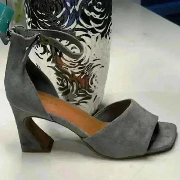 NWT Maurices Gray Suede Tiffany Sculpted Block Heels Size 8.5 - Picture 7 of 14